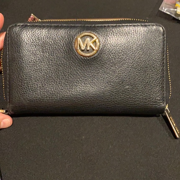 Michael Kors Fulton Black Wallet /Clutch Leather Zip Around Close Gold H…